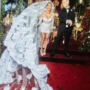 Gaun Pengantin Selebriti Dunia yang Menikah di Tahun 2022! Siapa Paling Modis?