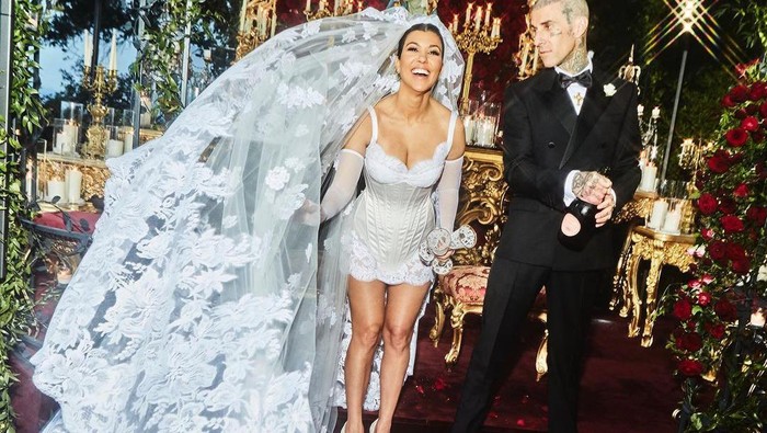 Gaun Pengantin Selebriti Dunia yang Menikah di Tahun 2022! Siapa Paling Modis?