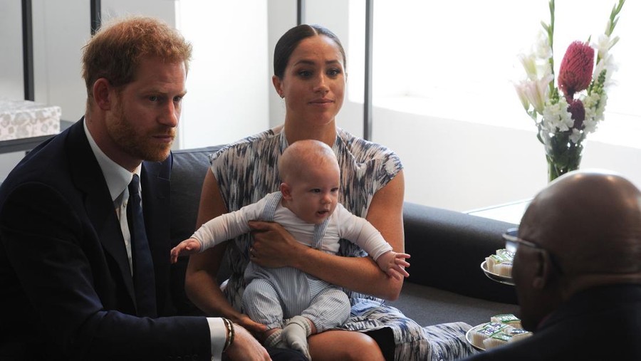 Meghan Markle dan Archie Britain's Duke and Duchess of Sussex, Prince Harry and his wife Meghan hold their baby son Archie as they meet with Archbishop Desmond Tutu at the Tutu Legacy Foundation in Cape Town on September 25, 2019. - The British royal couple are on a 10-day tour of southern Africa -- their first official visit as a family since their son Archie was born in May. (Photo by HENK KRUGER / POOL / AFP) (Photo credit should read HENK KRUGER/AFP via Getty Images)
