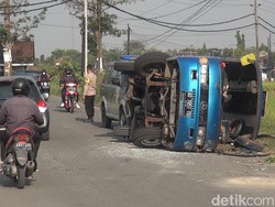 Gagal Nyalip, Minibus Angkutan Buruh Pabrik Terguling di Boyolali