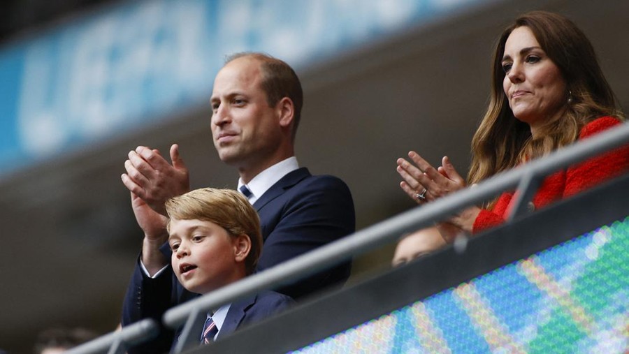 TOPSHOT - (L to R) Prince William, Duke of Cambridge, Prince George of Cambridge, and Catherine, Duchess of Cambridge, celebrate the win in the UEFA EURO 2020 round of 16 football match between England and Germany at Wembley Stadium in London on June 29, 2021. (Photo by JOHN SIBLEY / POOL / AFP) (Photo by JOHN SIBLEY/POOL/AFP via Getty Images)