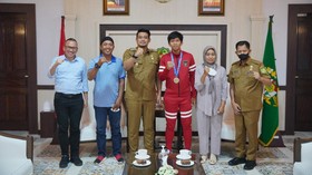 Bobby Nasution Berangkatkan Crespo dan Orang Tua Pergi Haji