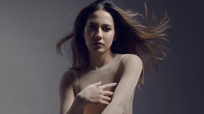 Modis dan Menuai Pujian, Ini Penampilan Pevita Pearce saat Mengenakan Busana Warna Kulit!