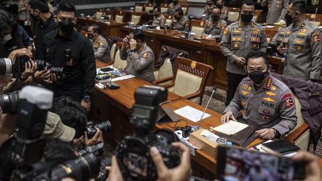 Rapat mendadak diwarnai gelak tawa. Belum diketahui asal suara tersebut.