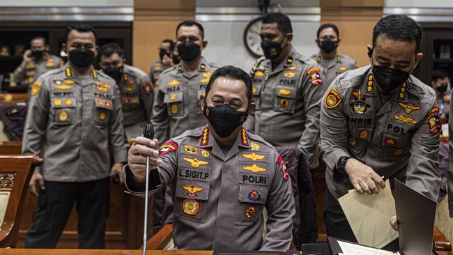 Anggota Komisi III DPR menyinggung kasus KM 50 yang menewaskan 6 laskar FPI saat rapat dengan Kapolri bahas kasus Ferdy Sambo.