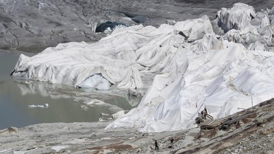 FOTO: Perjuangan Para Ahli Cegah Gletser Swiss yang Terus Mencair
