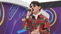 <p>Enggak cuma berbakat di bidang akting, Rey Bong juga memiliki suara emas. Pada tahun lalu, Rey telah merilis singel perdana yang berjudul<em> Itu Kamu.</em> (Foto: Instagram @rey_bong26)</p>