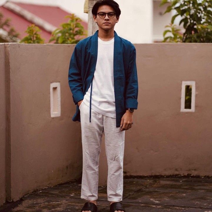 <p>Dalam film tersebut, Rey juga akan beradu akting dengan Sandrinna Michelle. Ia memainkan peran sebagai Joko, kekasih yang selama ini disembunyikan oleh Wulan. (Foto: Instagram @rey_bong26)</p>