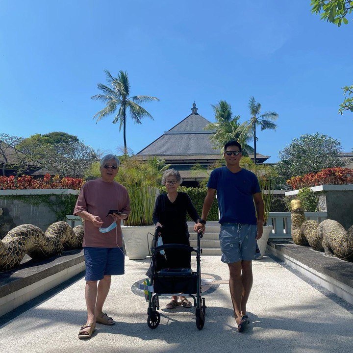 <p>Rini memanfaatkan waktu luangnya untuk berkumpul bersama keluarga. Mereka memilih Bali sebagai destinasi liburan mereka,, Bunda. (Foto: Instagram@riniyulianti)</p>
