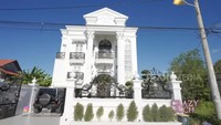<p>Shella Saukia adalah salah satu orang yang mendapat julukan <em>Crazy Rich</em> asal Banda Aceh, nih, Bunda. Julukan tersebut ia dapatkan karena gaya hidupnya yang dikelilingi kemewahan, lho. Seperti potret yang satu ini, rumah megahnya bagaikan istana, ya, Bunda. (Foto: YouTube TRANS TV Official)</p>