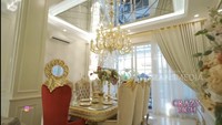<p>Rumah megahnya ini didominasikan oleh warna putih dan krem, serta dilengkapi dengan interior yang berkilau. (Foto: YouTube TRANS TV Official)</p>