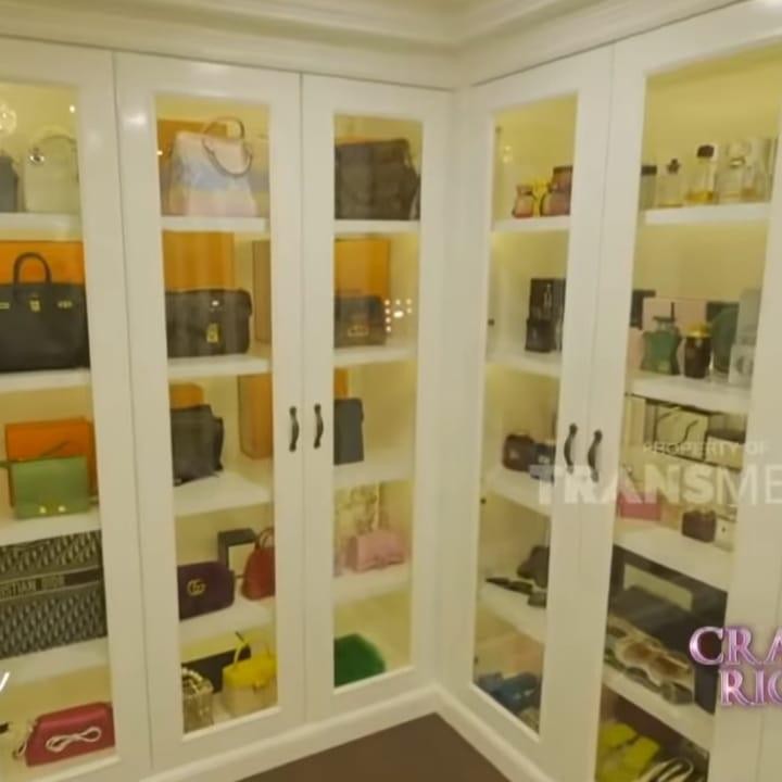 <p>Tak perlu heran lagi bila <em>Crazy Rich</em> memiliki lemari yang penuh dengan koleksi tas atau sepatu mahalnya, ya, Bunda. Shella memiliki satu ruangan khusus hanya untuk menyimpan koleksi-koleksinya tersebut, lho, Bunda. (Foto: YouTube TRANS TV Official)</p>