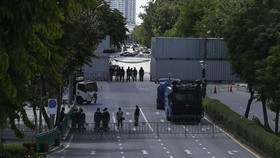 FOTO: Situasi Tegang usai MK Copot Jabatan PM Thailand