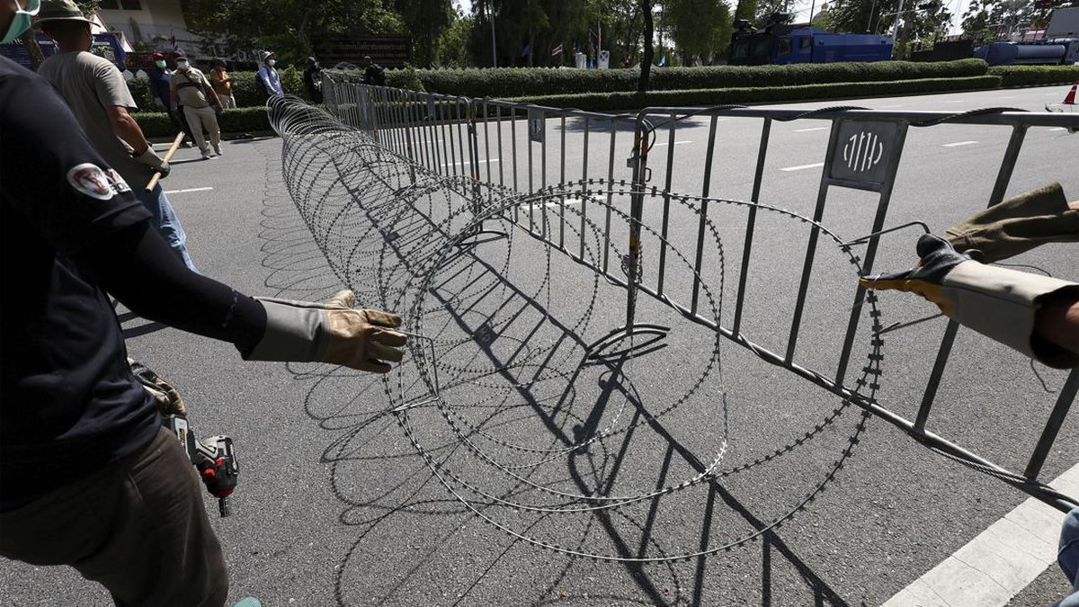 FOTO: Situasi Tegang usai MK Copot Jabatan PM Thailand