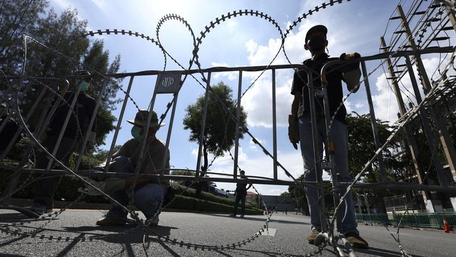 FOTO: Situasi Tegang usai MK Copot Jabatan PM Thailand
