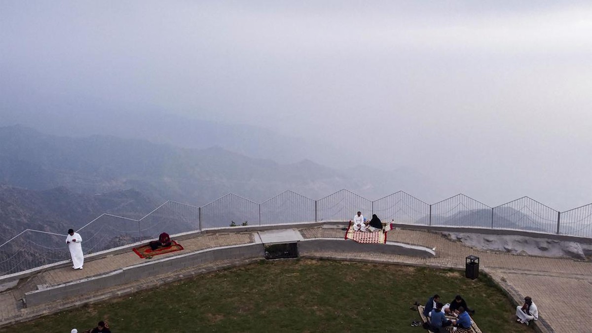 FOTO: Cuaca Dingin Menusuk Kota Kabut, Wisata Pegunungan di Arab Saudi