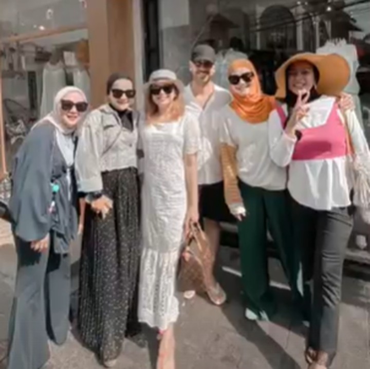<p>Kebahagiaan terlihat di wajah Zaskia Adya Mecca ketika berlibur ke Bali. Istri sutradara Hanung Bramantyo itu baru saja bertemu dengan sang idola. (Foto: Instagram @tasyanurmedina)</p>