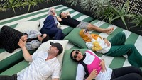 <p>Zaskia Mecca mengaku sangat menikmati momen tersebut, Bunda. "<em>makassiiiiih buat waktu relaxnyaaa. semoga bisa ngulang moment gini lagiii,"</em> tulisnya di Instagram. Foto: Instagram @zaskiadyamecca)</p>