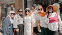 <p>Kebahagiaan terlihat di wajah Zaskia Adya Mecca ketika berlibur ke Bali. Istri sutradara Hanung Bramantyo itu baru saja bertemu dengan sang idola. (Foto: Instagram @tasyanurmedina)</p>
