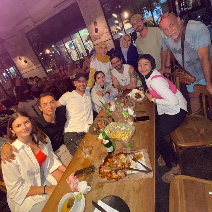 <p>Band beranggotakan Clint, Bob, Frank, dan Dave itu kebetulan juga tengah berlibur di Bali. Zaskia pun mengambil kesempatan itu untuk mengajak mereka makan malam bersama. (Foto: Instagram @zaskiadyamecca)</p>
