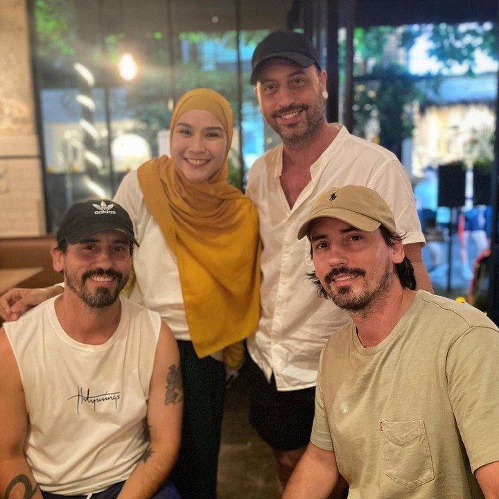 <p>Di Bali, Zaskia Adya Mecca bertemu dengan personel The Moffatts. Zaskia bercerita, ia sudah mengidolakan band asal Kanada itu sejak masih SD. (Foto: Instagram @zaskiadyamecca)</p>