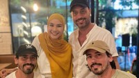 7 Potret Zaskia Mecca Hang Out Bersama The Moffats di Bali