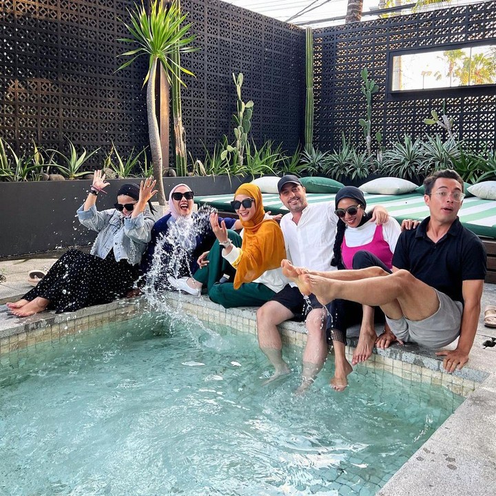 <p>Ketika bertemu dengan sang idola, Zaskia Mecca mengajak band The Moffats untuk menikmati keseruan bersama. (Foto: Instagram @zaskiadyamecca)</p>