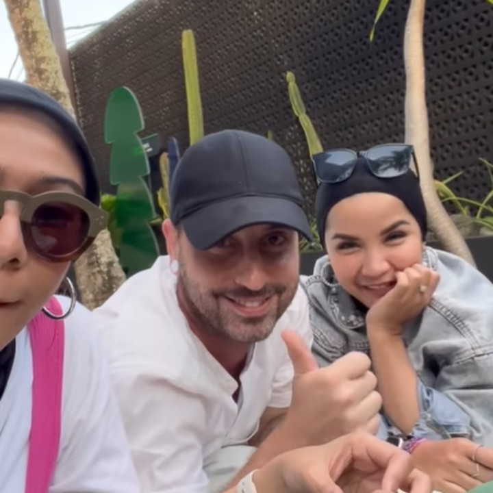 <p>Zaskia Mecca juga mengabadikan momen keseruan The Moffats bersama rekan-rekannya. Tampak Tasya Nur Medina yang juga tengah menikmati momen tersebut. (Foto: Instagram @zaskiadyamecca)</p>