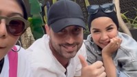 <p>Zaskia Mecca juga mengabadikan momen keseruan The Moffats bersama rekan-rekannya. Tampak Tasya Nur Medina yang juga tengah menikmati momen tersebut. (Foto: Instagram @zaskiadyamecca)</p>