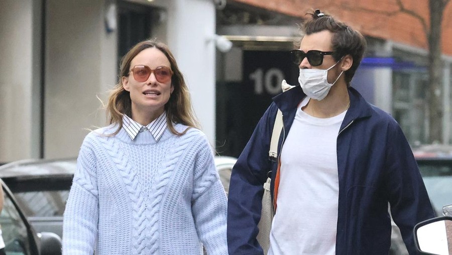 1386918167 LONDON, ENGLAND - MARCH 15: Harry Styles and Olivia Wilde are seen in Soho on March 15, 2022 in London, England. (Photo by Neil Mockford/GC Images)