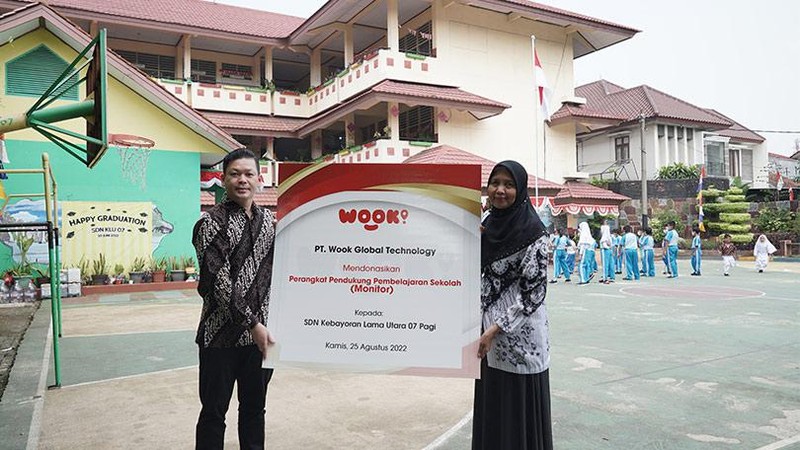 PT Wook Global Technology menyalurkan bantuan CSR (Corporate Social Responsibility) berupa puluhan perlengkapan komputer