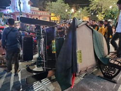 Detik-detik Mobil Tabrak Andong Sampai Terpental di Malioboro Jogja