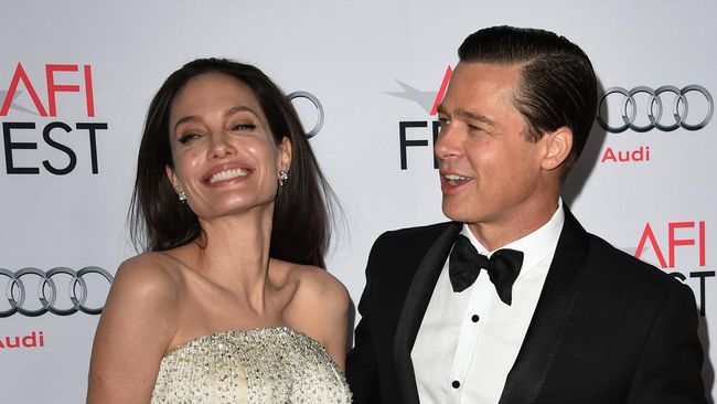 Angelina Jolie menuding Brad Pitt telah melakukan kekerasan dalam rumah tangga (KDRT) dalam sebuah kejadian di dalam pesawat pada 2016 lalu.