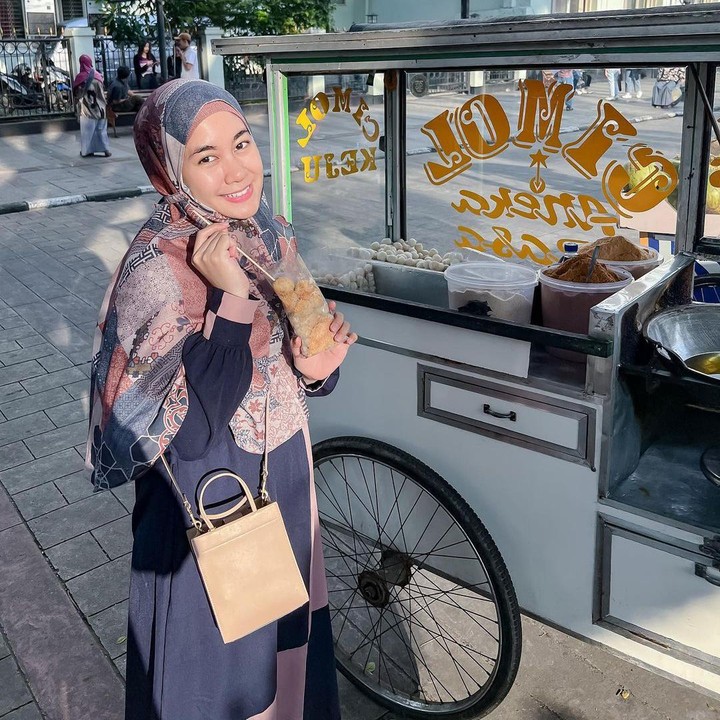 <p>Belum lama ini, Anisa Rahma membagikan potretnya saat ngidam nih. Anisa Rahma konsumsi jajanan cimol di jalanan Bandung. (Foto: Instagram @anisarahma_12)</p>