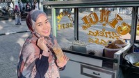 <p>Belum lama ini, Anisa Rahma membagikan potretnya saat ngidam nih. Anisa Rahma konsumsi jajanan cimol di jalanan Bandung. (Foto: Instagram @anisarahma_12)</p>