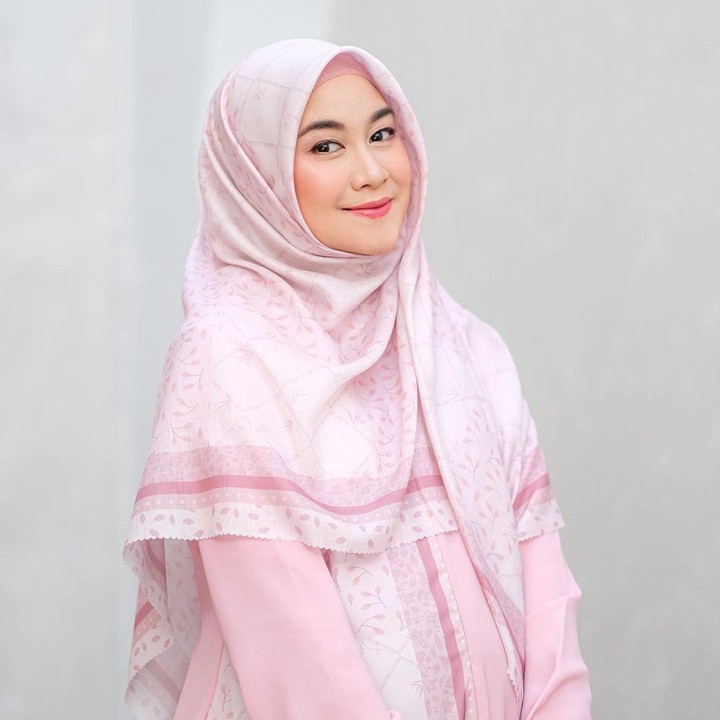 <p>Selama hamil, Anisa Rahma dan suaminya rutin memutar murottal Al-Qur'an untuk didengarkan calon anak-anaknya. Tak hanya itu, keduanya juga rutin mengaji dan berzikir. (Foto: Instagram @anisarahma_12)</p>