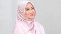 <p>Selama hamil, Anisa Rahma dan suaminya rutin memutar murottal Al-Qur'an untuk didengarkan calon anak-anaknya. Tak hanya itu, keduanya juga rutin mengaji dan berzikir. (Foto: Instagram @anisarahma_12)</p>