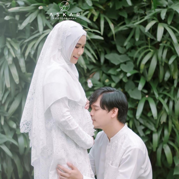 <p>Anisa Rahma hamil setelah empat tahun menanti momongan, Bunda. Kehamilan ini menjadi kado tak ternilai untuk Anisa dan suami. "Kita merasakan banget perjuangannya selama ini dalam menanti buah hati ya, benar-benar menjadi pejuang garis dua. Kita ini hampir empat tahun pernikahan, <em>alhamdulillah</em> dikasih keturunan sama Allah, dikasih kembar," kata Anisa kepada HaiBunda, belum lama ini. (Foto: Instagram @anisarahma_12)</p>