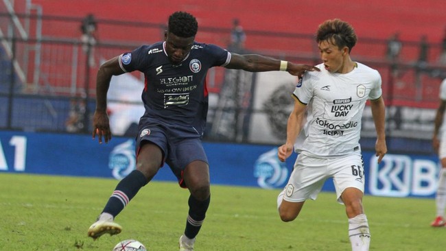 Javier Roca menandatangani kontrak dengan Arema FC dengan klausul '3 nyawa' yang bisa membuatnya dipecat tanpa kompensasi.