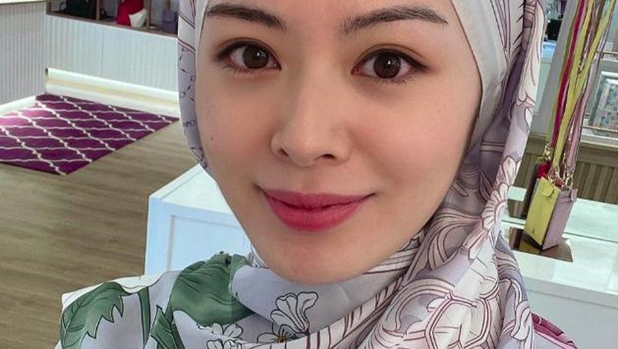 Ayana Moon tampil dengan hijab.