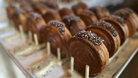 FOTO: Renyah Sepotong Croissant Bundar yang Viral di New York
