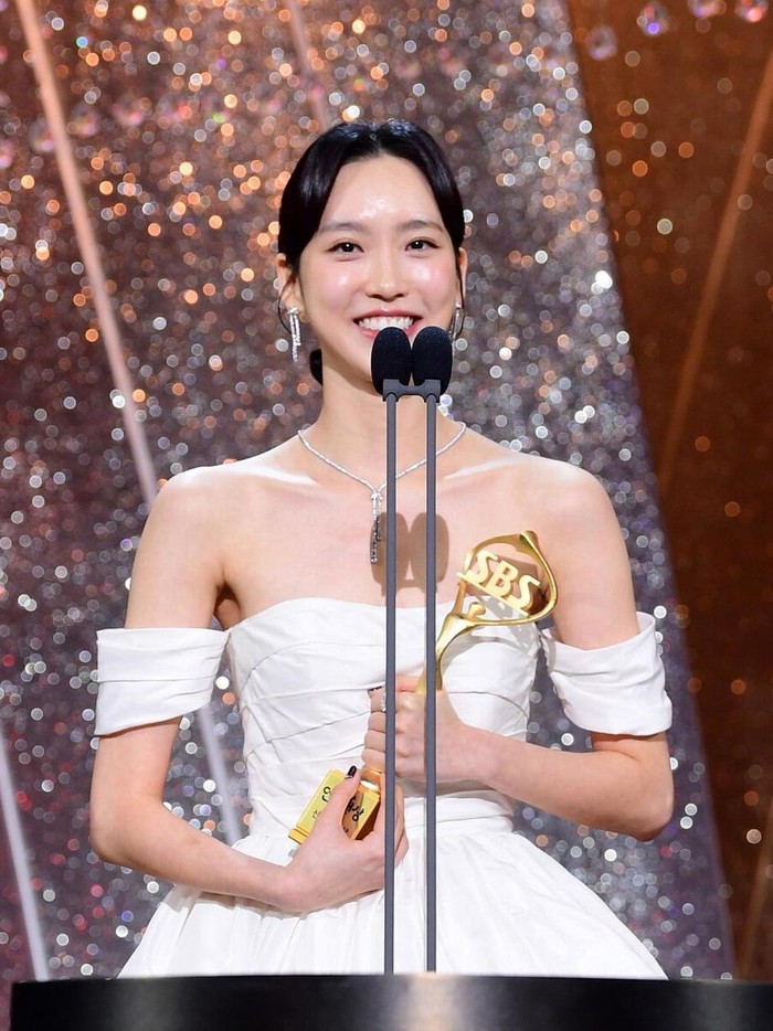 Aktris muda Han Ji Hyun tampil dengan off shoulder dress saat menghadiri SBS Drama Awards. Detail dress serta perhiasan yang ia kenakan pun membuat penampilannya makin anggun layaknya seorang putri./ Foto: instagram.com/hanjiji54