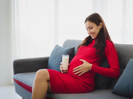 Benarkah Ibu Hamil Minum Susu Bisa Bikin Anak Tinggi?