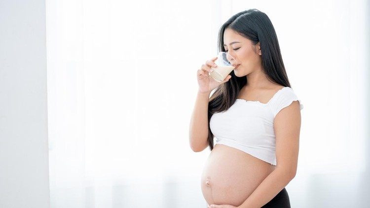 Ilustrasi Ibu Hamil Minum Susu Ilustrasi Ibu Hamil Minum Susu