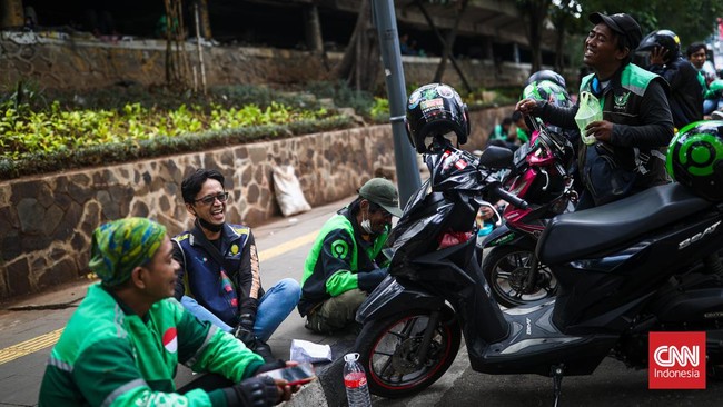 Grab dan Gojek mengaku terbuka dengan wacana pemerintah menaikkan tarif ojek online 8-15 persen.