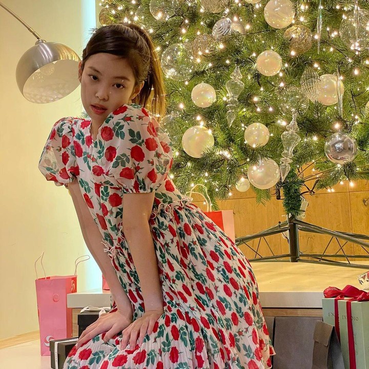 <p>Dari beberapa potret OOTD Jennie mengenakan dress, mana yang menjadi favorit Bunda? (Foto: Instagram @jennierubyjane)</p>