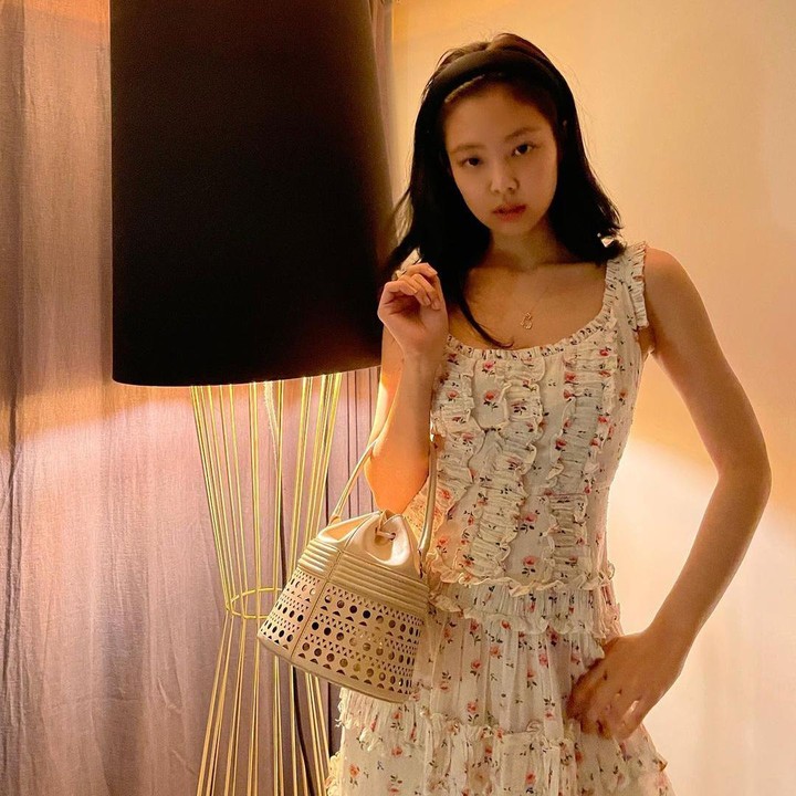 <p>Ya, Jennie memang cukup jarang membagikan OOTD mengenakan <em>dress</em>. Saat dalam balutan pakaian tersebut, penampilannya langsung mencuri perhatian. (Foto: Instagram @jennierubyjane)<br /><br /><br /></p>