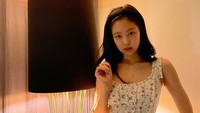 <p>Ya, Jennie memang cukup jarang membagikan OOTD mengenakan <em>dress</em>. Saat dalam balutan pakaian tersebut, penampilannya langsung mencuri perhatian. (Foto: Instagram @jennierubyjane)<br /><br /><br /></p>