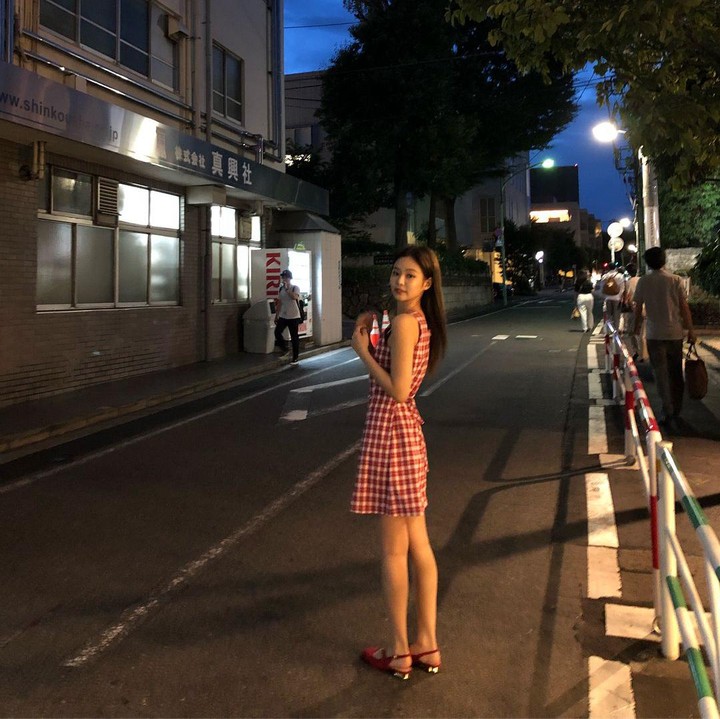<p>Dalam satu kali unggahan di Instagram, wanita kelahiran 1996 ia biasanya membagikan beberapa foto. Salah satu yang menarik yakni saat ia mengenakan <em>maxi dress</em> hingga <em>mini dress</em>. (Foto: Instagram @jennierubyjane)<br /><br /></p>