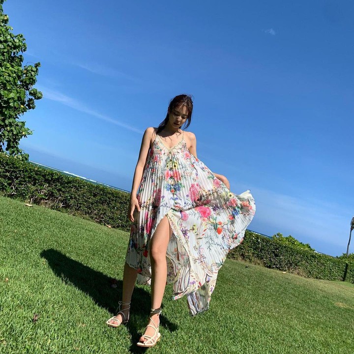 <p>Selera fashion Jennie memang menarik perhatian, Bunda. Sebagai salah satu<em> global ambassador</em> <em>brand</em> ternama, penampilan Jennie dalam berbagai <em>outfit</em> pun kerap jadi bahan perbincangan. (Foto: Instagram @jennierubyjane)<br /><br /><br /></p>